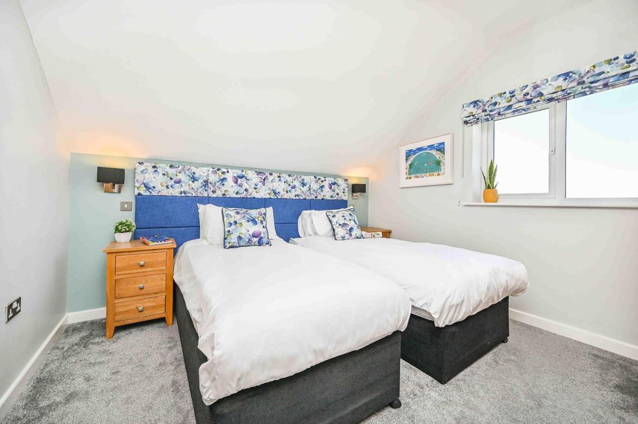 Snug House, Sleeps 12 With Hot Tub On Retallack Resort St Columb Major Buitenkant foto